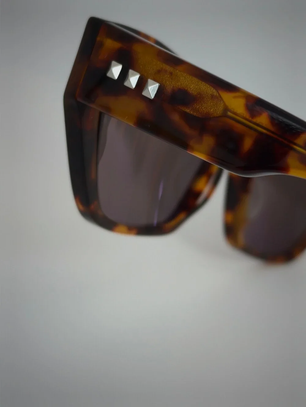 Hera. Tortoiseshell Cat Eye. Details Chrome Diamonds.